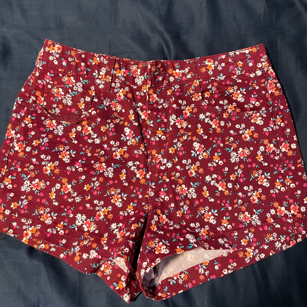 Maroon shorts with floral print, junior’s section